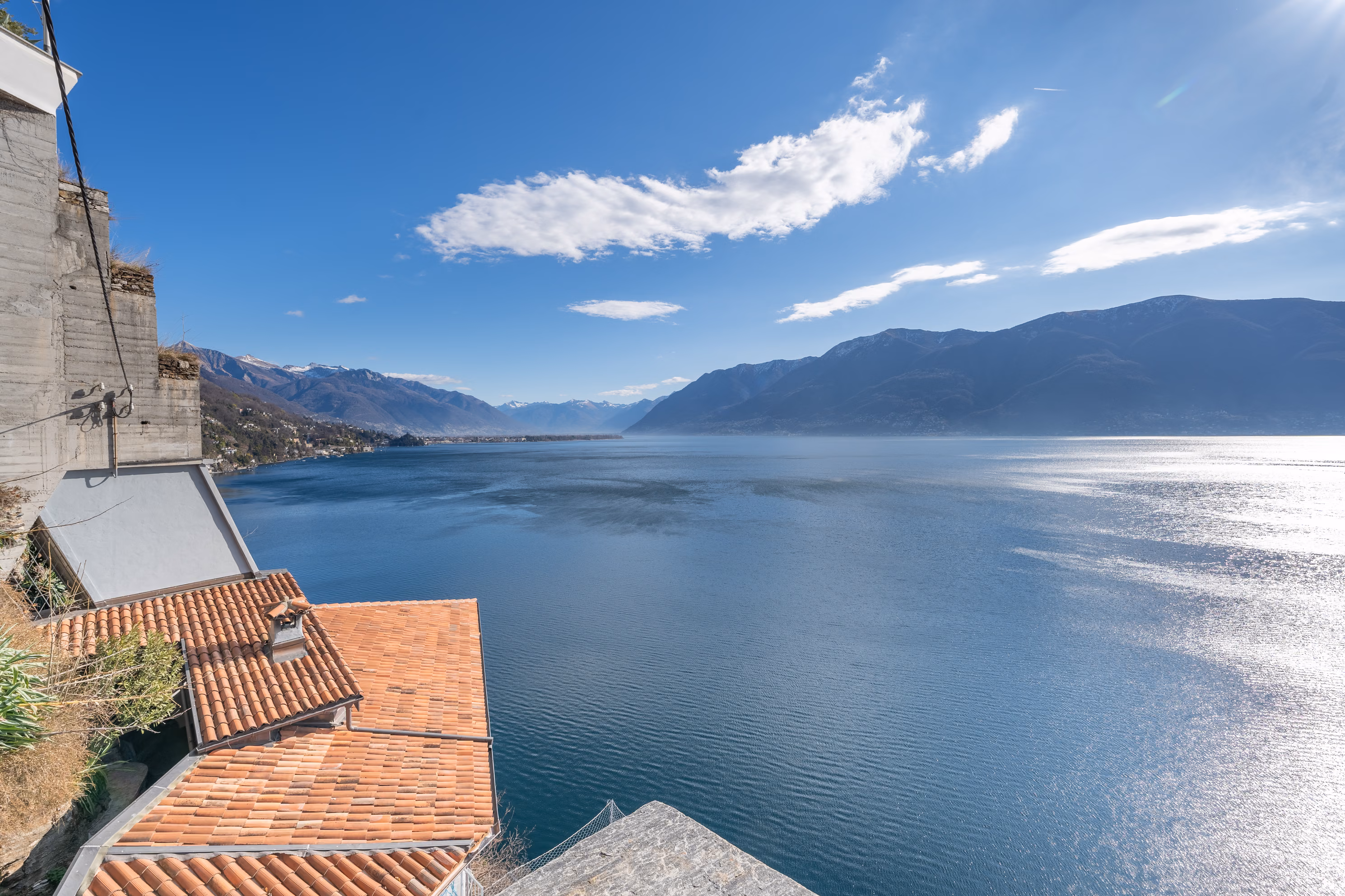 Weite Sicht über den Lago Maggiore am Morgen