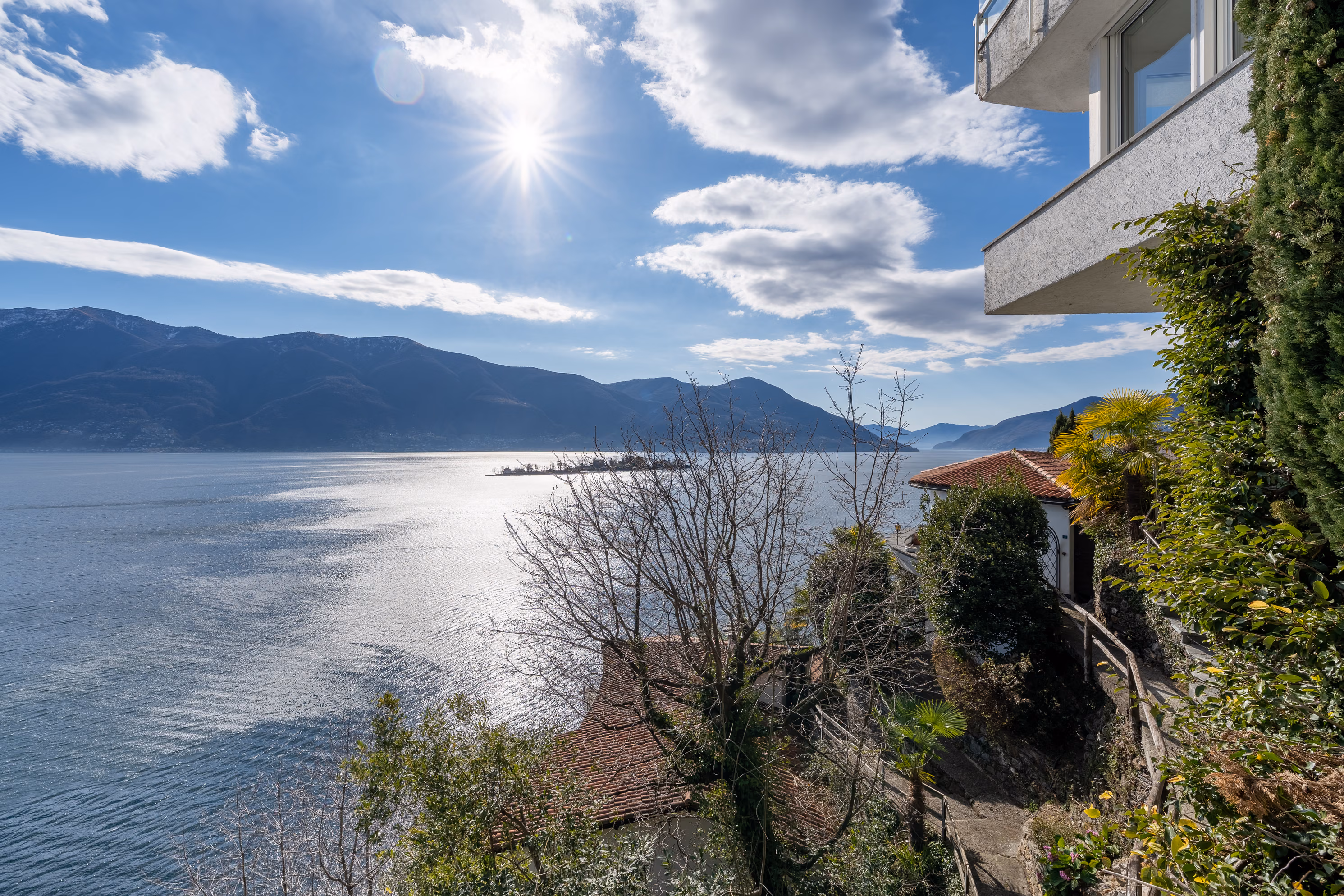Sicht von Al Paradiso auf Ascona und die Brissago-Inseln am Abend