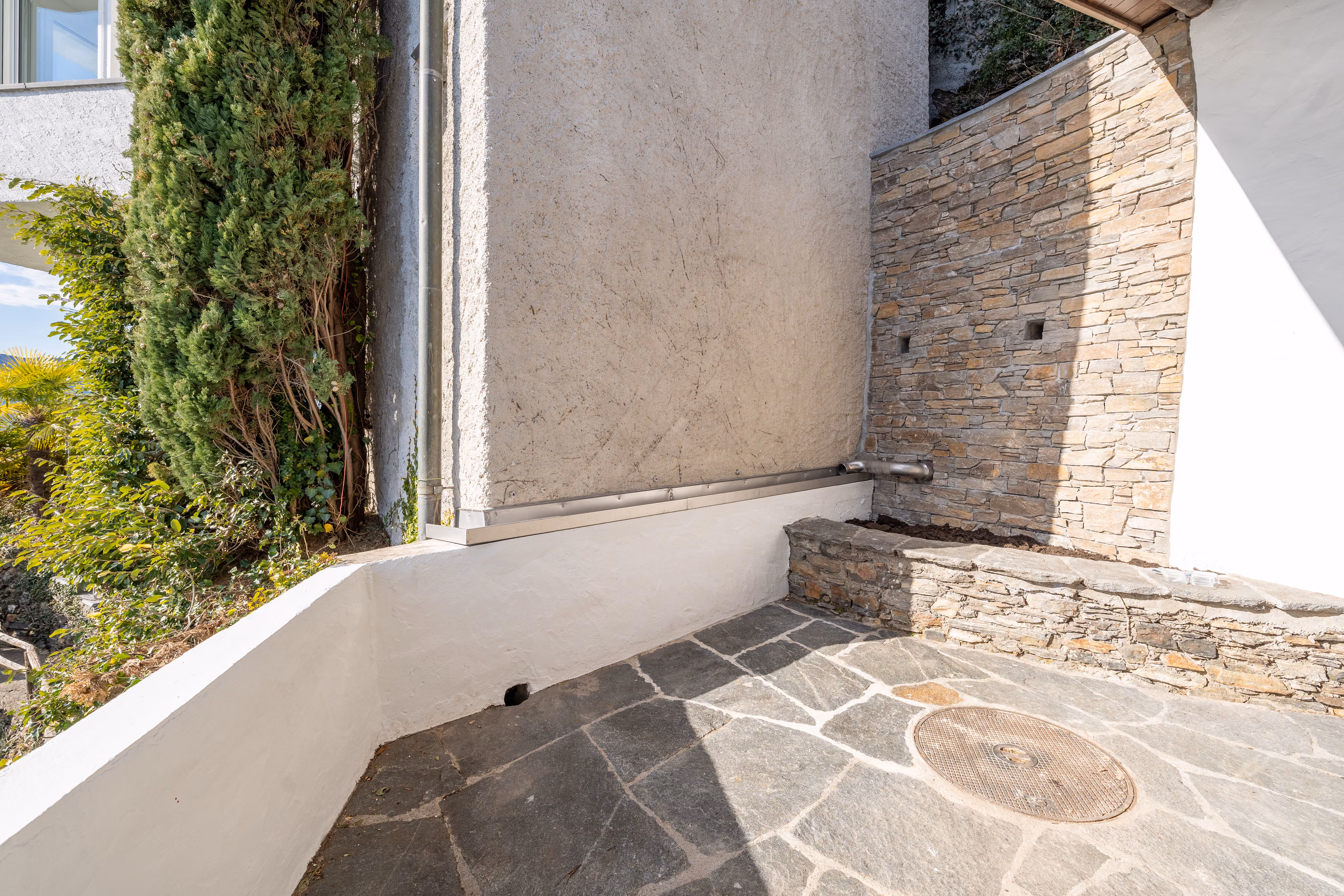 Kleine Ostterrasse im Morgenlicht